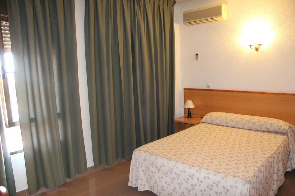 Hostal Cazalegas Εξωτερικό φωτογραφία